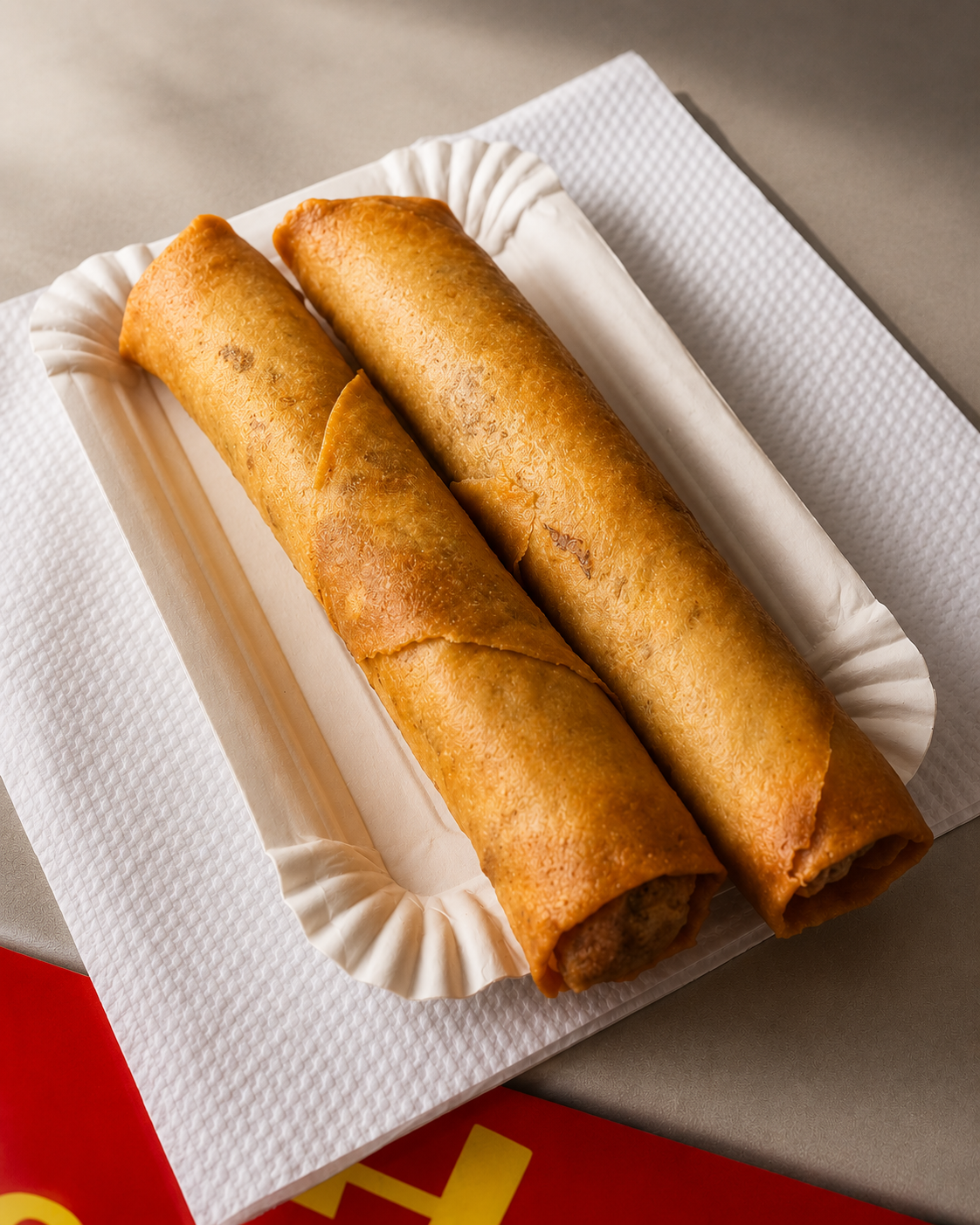 Vers gebakken Vietnamese loempia's op een bordje